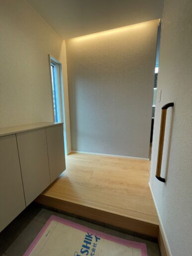 玄関正面は、優しいグレーのアクセントクロス＋間接照明を。
玄関の手すりは標準です。