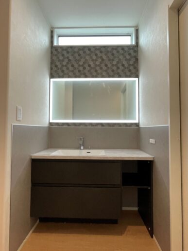 洗面台は、アイカ工業さんのスマートサニタリーを採用。鏡は、施主様の御支給品です。