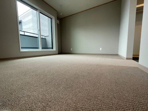 居室の1室は、フロアをカーペット仕上げに。