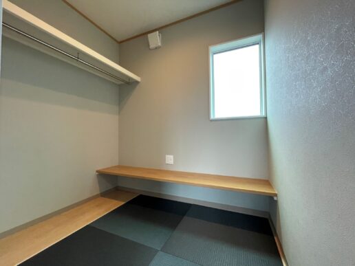 2.5帖の小さな和スペース。
収納としても、書斎としても使えるちょうどいい居場所。