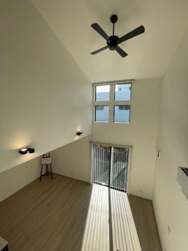 キッチンからもリビングからも、家族の気配を自然と感じられる開放感あふれる設計に。