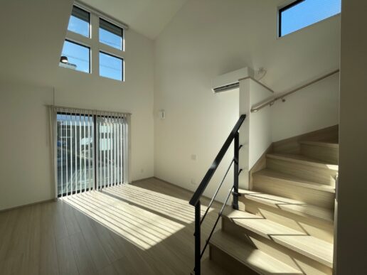 大きな吹抜けから降り注ぐ光が全体を優しく包み込む、明るいLDK。
