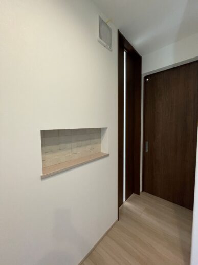 玄関のニッチは、鍵を置いたり、季節のものを飾ったり。
1階はイシカワのブローボックスを採用で、室内の温度・湿度が均一で快適。