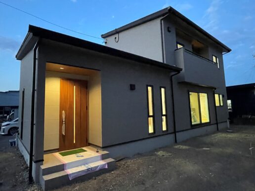 夜は灯りが優しく迎えてくれる住まい。
同じ家でも、光や空の色で印象が変わります。