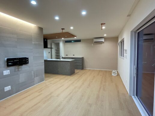 約17帖のLDK。壁掛けTVの後ろにはエコカラットを施工。
窓は、高性能トリプルガラス樹脂サッシを採用。