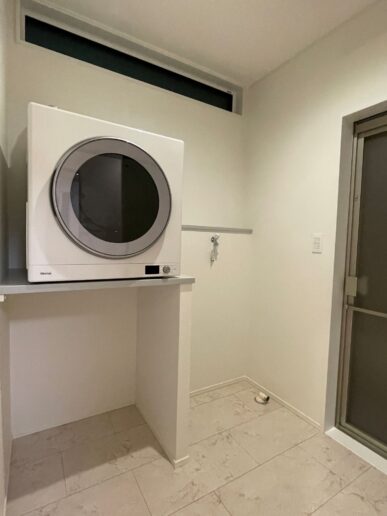 ガス衣類乾燥機「乾太くん」で洗濯ストレスから解放。
脱衣室と洗面スペースを分けることで、家族が入浴中でも関係なく洗面台が使えます。