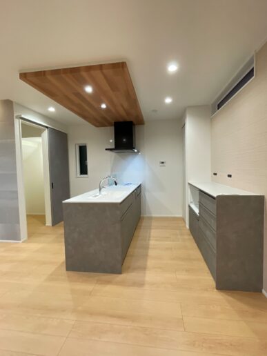 フルフラットの対面キッチンは、家族と会話をしながら料理が出来ます。