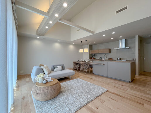 天然木の挽板フローリングは、明るく清潔感のある印象の「ハードメープル」をセレクト。LDKは上部が吹き抜けとなっており、視線が縦に広がることで、明るく開放感あふれる空間を演出しています。