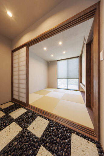 日本庭園を思わせる大谷石と黒玉砂利を敷き詰めた和室の前庭。外観からは想像もつかない、茶室のような世界観を醸し出しています。
シンボルとも言える本格和室。