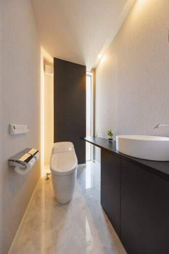 玄関ホールにつくったスタイリッシュなトイレは、遊びに来たお友達からも大好評。洗練された空間デザイン、間接照明の当て方にセンスが光ります。