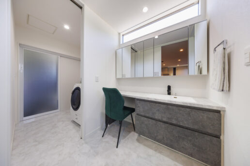 脱衣室と洗面室を切り離し、いつでも自由に使いやすくしました。ホテルライクな洗面台は奥さまがメイクもできるよう、ワイドな鏡とカウンターを造作。ハイサイドライトから柔らかな光が差し込み、北面とは思えない明るさをもたらします。