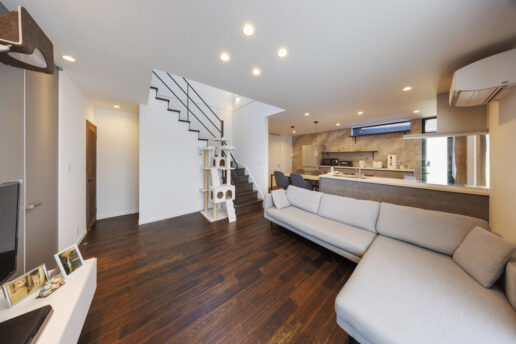 リビング階段の吹き抜けが気持ちよいLDK。人も猫も快適に過ごせるので、おうち時間がいちばん楽しいそう。キッチンの背面はイタリア漆喰のユーロスタッコを採用し、空間のアクセントになっています。