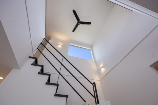 LDKの階段上部の吹き抜けが気持ちよく、開放感に満ちています。