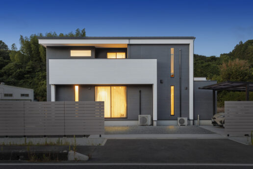 スクエアなプロポーションが美しい外観デザイン。プライバシーを守るためのバルコニーの壁とスリット窓のコントラストが絶妙で、設計士の感性が冴え渡ります。