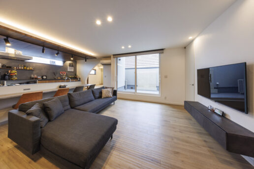 子世帯のLDK。バルコニーからたっぷりの自然光が差し込み、家族団らんのひとときを楽しめます。