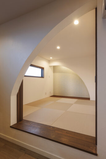 2連のアールが美しい小上がりの和室。あえてベッドルームを設けず、夜は布団を敷いて寝室として使っています。