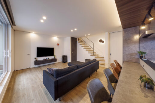 リビングの階段を上がると大容量の小屋裏につながり、収納力も十分です。