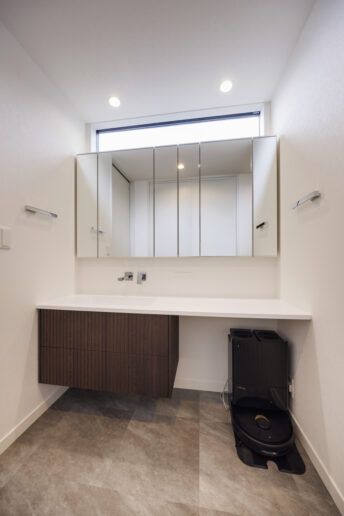 浮遊感のあるスッキリとしたデザインが特徴のオリジナル洗面台（ルシェーロ）を採用した洗面室。