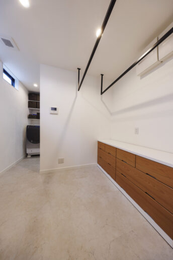 部屋干しもできるランドリールームには2世帯家族分の着替えもしっかりとしまえます。