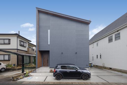 片流れの屋根と木を使った軒天が印象的な外観デザイン。住宅街にあることでプライバシーを考慮し、通り側の窓を少なくしました。