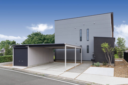 住宅街に突如として現れたオブジェのように見えるスタイリッシュな外観。プライバシーを考慮して、玄関部分を壁と植栽で遮っています。カーポートのデザイン・色にもこだわり、建物とのバランスも絶妙です。