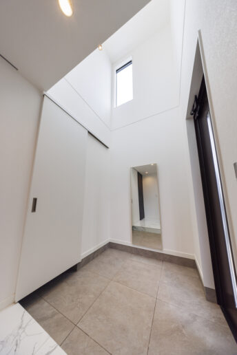 真っ白な空間が心地よい吹き抜けの玄関ホールには自然光が降り注ぎます。
