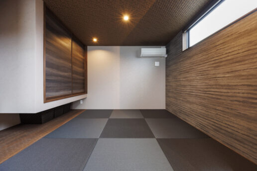 リビングに隣接した小上がりの畳コーナー。赤ちゃんのオムツを替えたり、お昼寝をさせたり。お客様の寝室としても重宝しています。吊り押入れを採用して広く見せると同時に、天井を低めに抑えたことでよりリラックスできる空間になりました。
