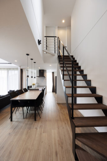 リビング階段をスケルトンにしたことで視線が抜け、より開放感が生まれました。大きな吹き抜けを通して、家族がどこにいてもスムーズにコミュニケーションがとれます