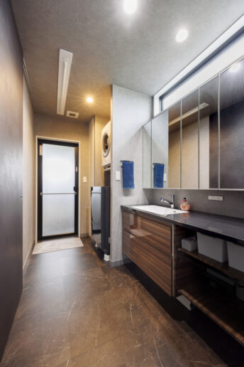 ご夫婦の憧れを形にしたホテルライクなサニタリー。玄関ホール→シューズクローゼット→洗面脱衣室→ランドリー→浴室へとつながる動線が一直線に繋がっいて、帰宅後の動線と家事ラク動線両方を叶えました。