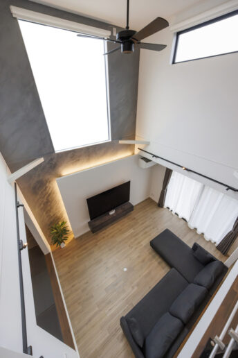 吹き抜けには大開口の窓を設け、日中はリビングから空を見上げることが出来ます。