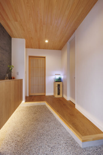 日本建築伝統の「洗い出し」で仕上げた玄関ホール。