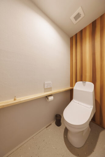 トイレには消臭効果にすぐれた薩摩中霧島壁を天井と壁に採用。木目のデザインクロスを一面に貼り木の温もりを加えました。
