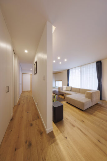 テレビの背面に壁をつくり、LDKとその他の空間を緩やかにゾーニング。廊下側の壁には奥さまが色鉛筆で描いた作品が飾られ、ホームギャラリーとしても利用できます。