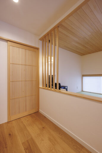 木格子を取り入れることで、より一層「和」の趣を感じられます。