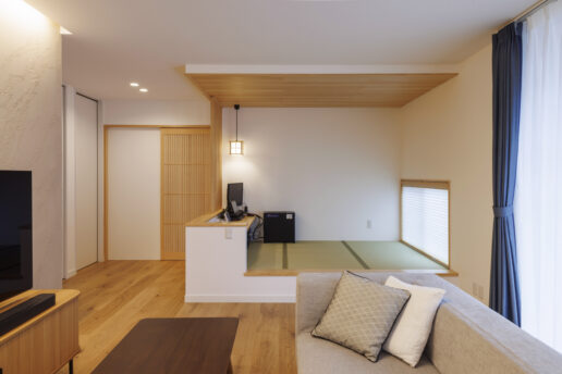 小上がりの畳スペースは、無垢のレッドシダーを貼った下がり天井、外の景色が見える地窓、座机のようなカウンターを造作し、書斎として利用されています。格子の引き戸に合わせて、腰壁と天井の間に格子のデザインを取り入れました。