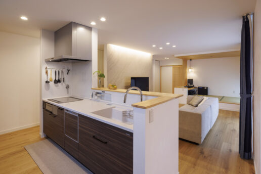 大人が数人入っても窮屈に感じない広いキッチン。アイランドキッチンのように回遊できるので、家事がしやすいと奥さまも大満足です。