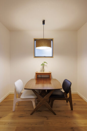 食事の時間を大切にした、シンメトリーな配置が心地よいダイニング。