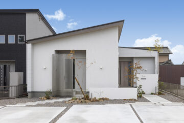 光と空間が美しく調和する、白い平屋のイメージ