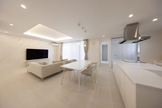 入った瞬間、視界が一気に開けていくLDK。自然光が白い壁と天井に反射して、より明るく、広く感じられます。テレビ裏の壁一面にイタリア漆喰「ユーロスタッコ」を贅沢に施しました。