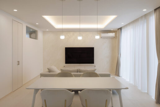 堀上天井、照明、家具がストレートに配置されたリビング。シンメトリーなバランスでより一層心地良い空間に。