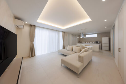 余計な装飾を一切省き、開放感に満ち溢れたLDK。リビングの折り上げ天井は奥さまからのリクエスト。日中はハイサッシから心地いい自然光が、日没後は、間接照明の柔らかい光がリビングを包みます。
