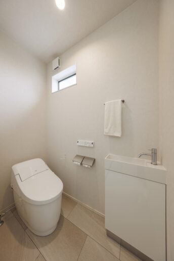 無駄を省き、余白をデザインしたトイレスペース。