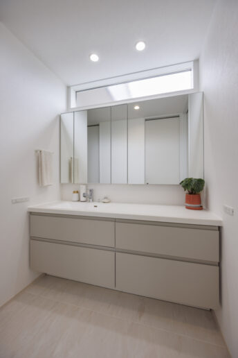 シンプルな中にもセンスを感じる洗面台は、『nattoku 住宅』オリジナルの「ルシェーロ」。ワイドな一面鏡が空間を広く感じさせます。