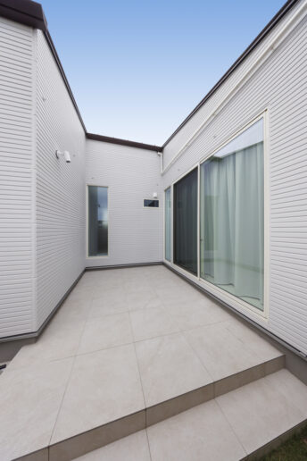 建物をコの字型に計画したことによって誕生した中庭。外からの視線を気にせずに、BBQや子どもプールなどを楽しむことができます。タイルデッキなので掃除がしやすく、お手入れもカンタンです。