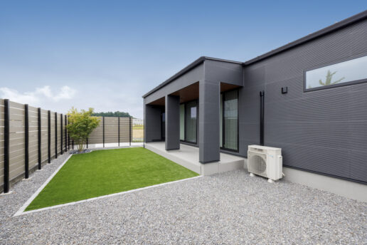 広い庭の暮らしに憧れていたご夫妻。ドッグランやキャッチボールができるほど広い庭が実現しました。外からの視線を遮るフェンスも完成して、早く友達を呼んでBBQをしたいとご主人もワクワクしています。