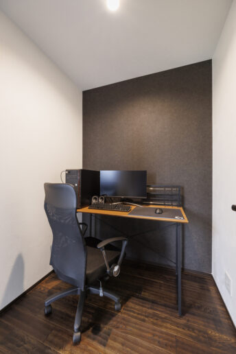 リビングの一角にしつらえたご主人の書斎。外で喫煙できるように、庭と直結する専用ドアも設けました。