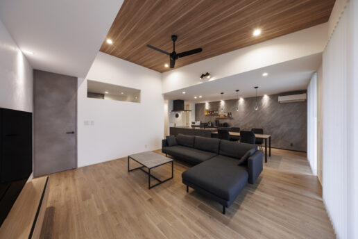 ダイニングテーブル、チェア、L字のソファはすべて『nattoku住宅』のオリジナル。標準仕様に含まれるので、家具選びに悩んだり、サイズ選びに失敗する心配も無用です。