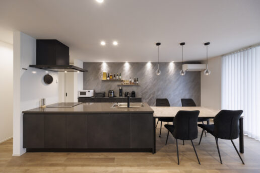 ショールームのように美しいダイニングキッチン。すぐ目に飛び込んでくるのがキッチン背面のに施したイタリア製漆喰、ユーロスタッコ。夜になると、ご主人の好きなボトルを飾る棚がライトアップされ、バーラウンジのような雰囲気に。左官職人さんが手作業で仕上げる唯一無二の表情が、日常の景色をより贅沢なものにしてくれます。