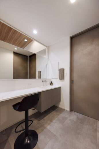 玄関ホールから近い位置に設けた洗面室。ホテルライクな洗面台は『nattoku住宅』オリジナルの「ルシェーロ」。ワイド幅を採用し、奥様のメイクアップスペースを設けました。帰宅後とお手洗い後の動線上に洗面室を配置し、さらに、脱衣室とも切り離しているので、いつでも気兼ねなく使えるのもポイント。鏡の上のスペースに彩光窓を設け、リビングから自然光が届くようにデザインしました。