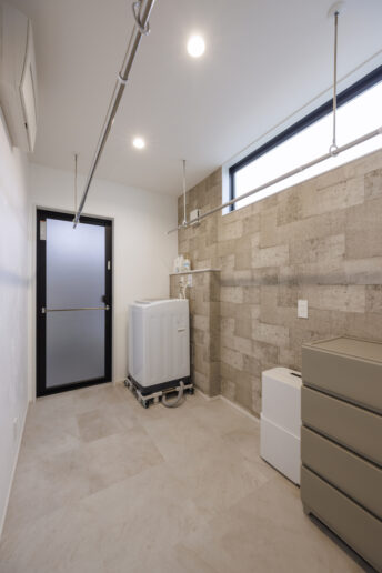 玄関ホールから、洗面室をスルーし、直行できる脱衣室兼ランドリールーム。花粉の時期に備えて部屋干しポールも2か所あります。そのままウォークインクローゼットにつながり、洗う→乾かす→しまうをワンストップで簡潔できます。
